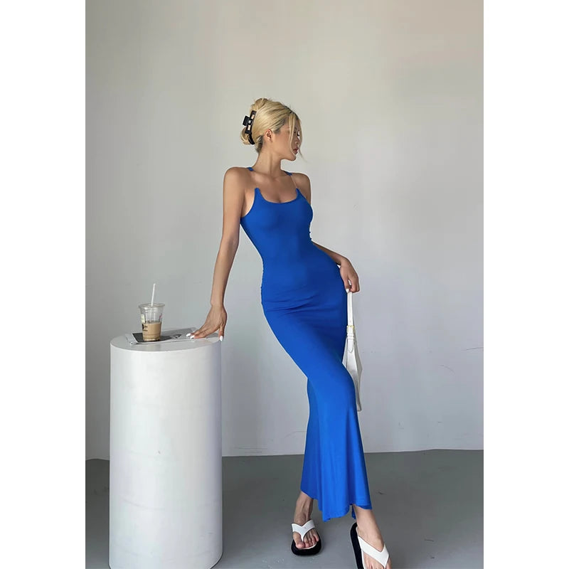 Nyra – Black maxi dress with invisible straps and ribbed structure 