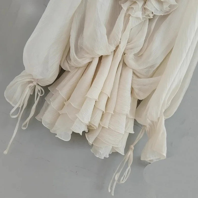 Elara – Gestuftes Minikleid mit Blumenapplikation in Neutraltönen