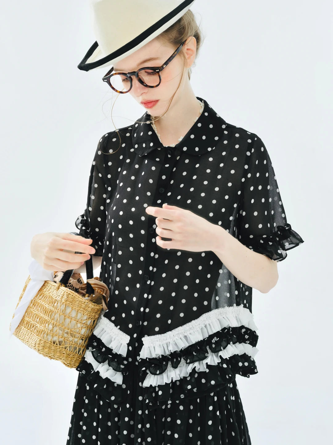 Lunapunkt – Summer blouse with polka dots and lace