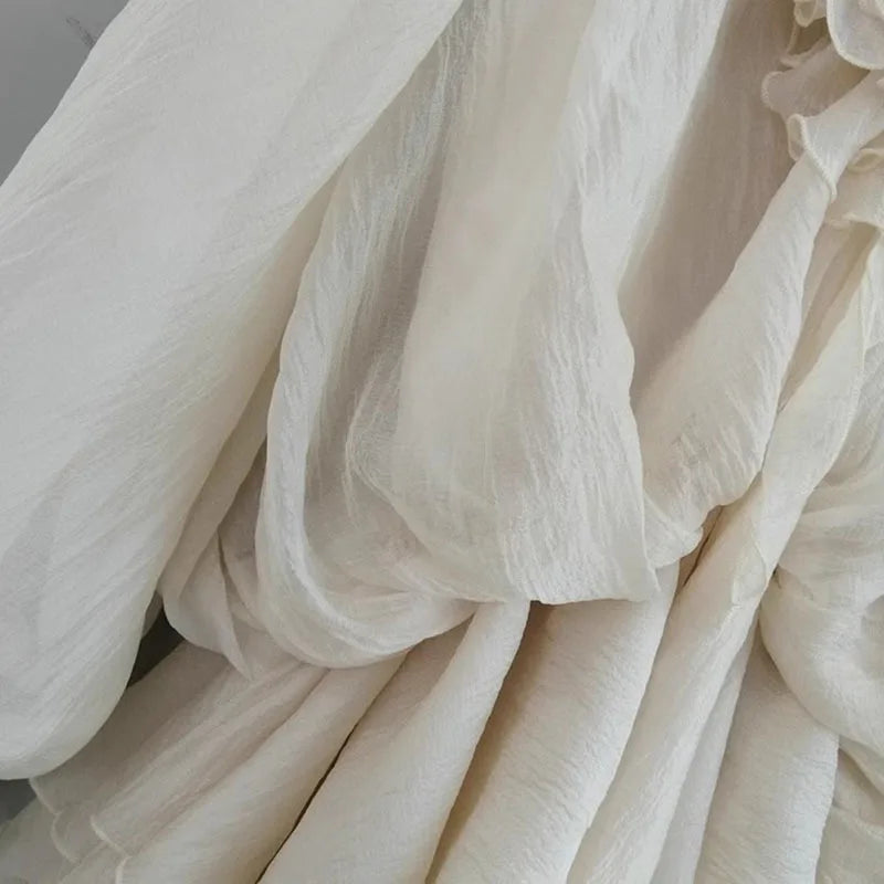 Elara – Gestuftes Minikleid mit Blumenapplikation in Neutraltönen