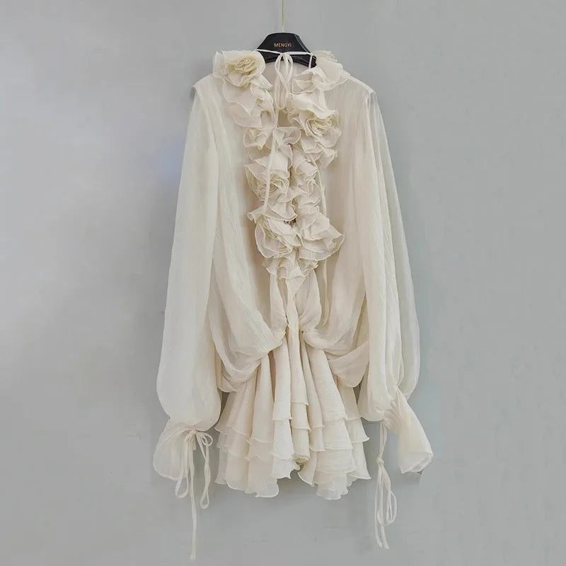 Elara – Gestuftes Minikleid mit Blumenapplikation in Neutraltönen