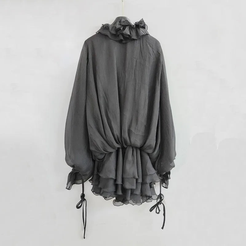 Elara – Gestuftes Minikleid mit Blumenapplikation in Neutraltönen