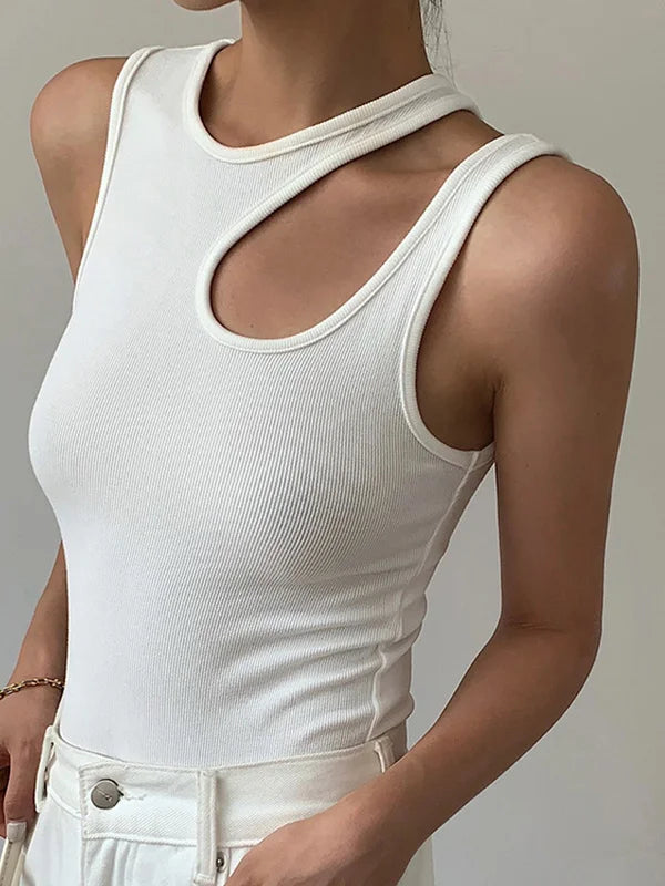 Sleek Summer – figure-hugging sleeveless top with stretch 