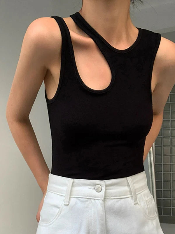 Sleek Summer – figure-hugging sleeveless top with stretch 