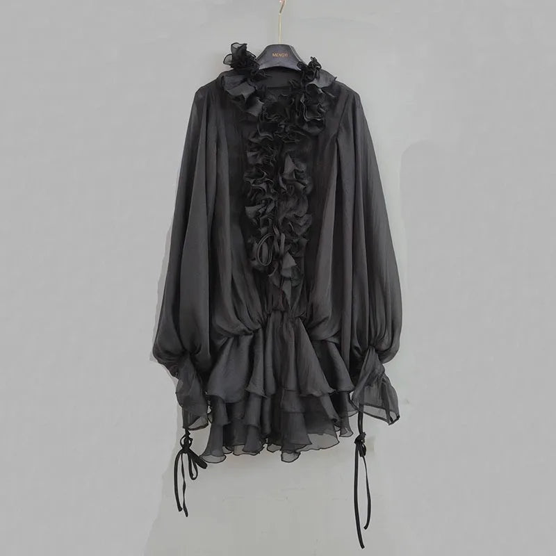 Elara – Gestuftes Minikleid mit Blumenapplikation in Neutraltönen