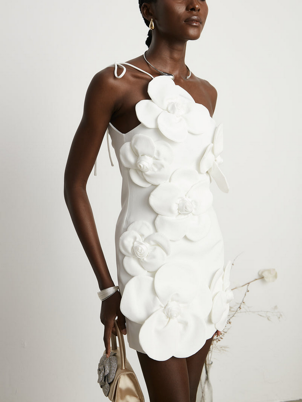 Fioraluna – Schulterfreies Minikleid mit Blumenverzierung