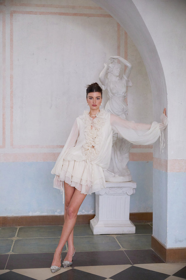 Elara – Gestuftes Minikleid mit Blumenapplikation in Neutraltönen