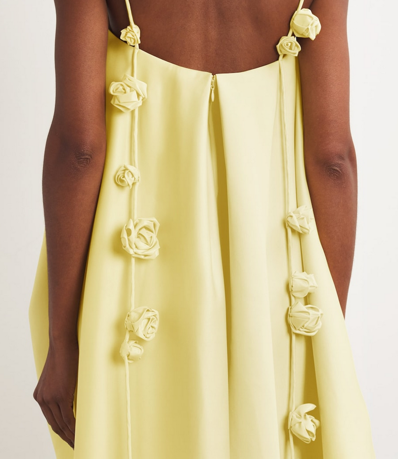 Rosalina High-Low Kleid mit 3D-Blumenapplikationen