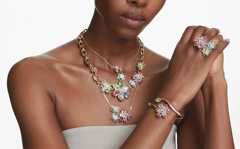 BloomLuxe – Blütenring mit Kristallzauber