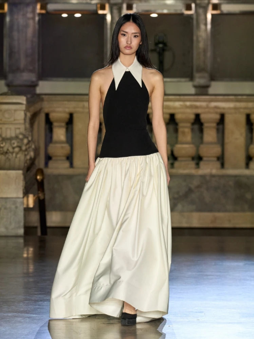 Contrast Charm – Elegant maxi dress
