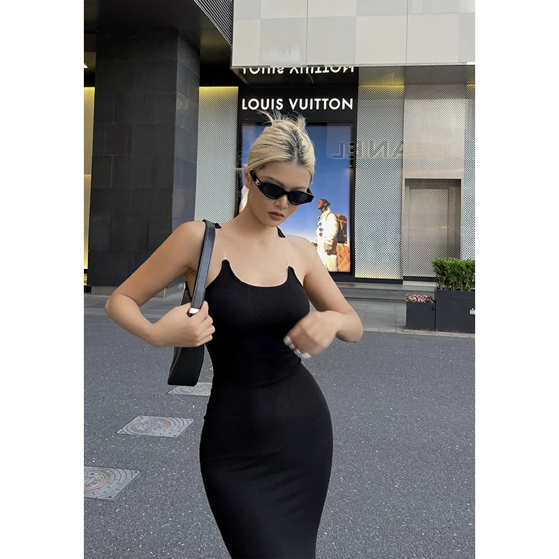 Nyra – Black maxi dress with invisible straps and ribbed structure 