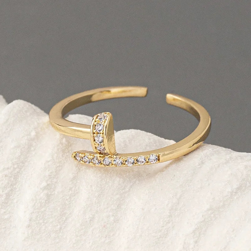 Cresiva Ring – Geometrischer Statement-Ring mit Kristall