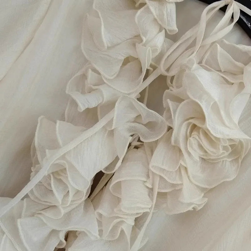 Elara – Gestuftes Minikleid mit Blumenapplikation in Neutraltönen