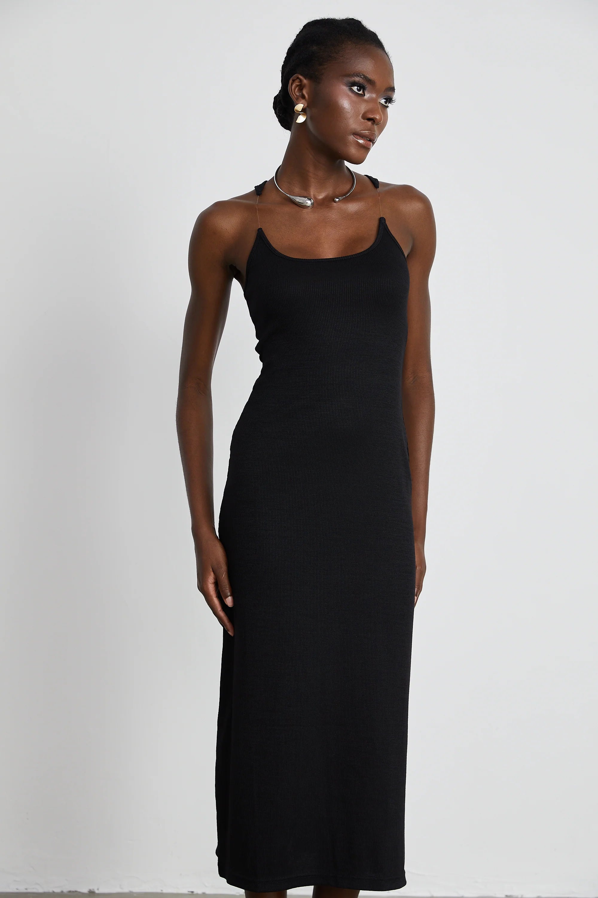 Nyra – Black maxi dress with invisible straps and ribbed structure 
