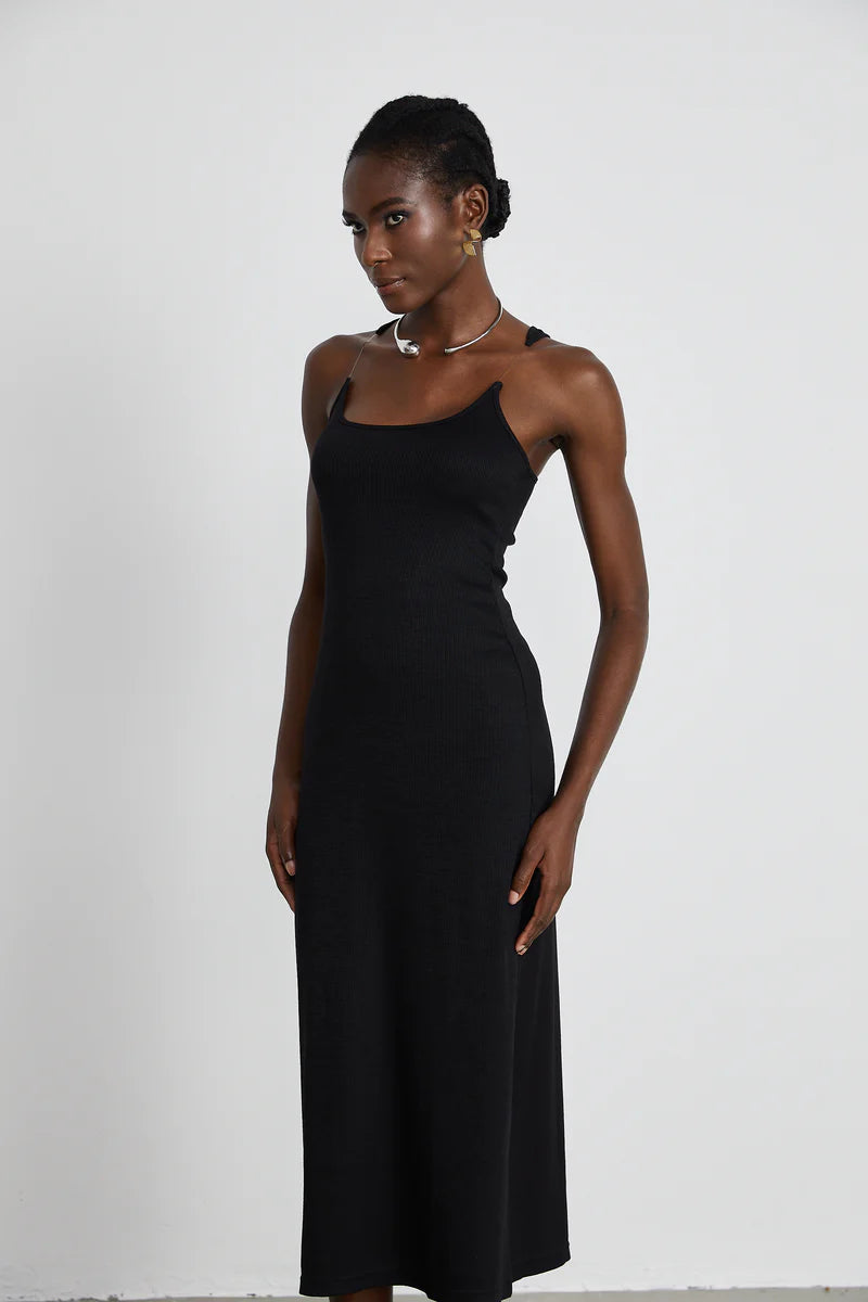 Nyra – Black maxi dress with invisible straps and ribbed structure 